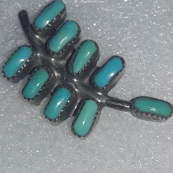Zuni Petit point Native American turquoise pin - Picture 2 of 2